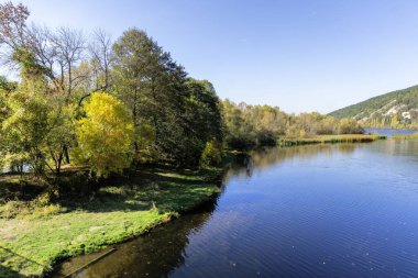 Bulgaristan 'ın Sofya kentinin Pancharevo Gölü yakınlarından geçen Iskar Nehri' nin Sonbahar Manzarası