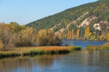 Bulgaristan 'ın Sofya kentinin Pancharevo Gölü yakınlarından geçen Iskar Nehri' nin Sonbahar Manzarası