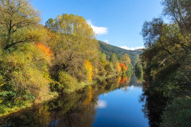 Bulgaristan 'ın Sofya kentinin Pancharevo Gölü yakınlarından geçen Iskar Nehri' nin Sonbahar Manzarası
