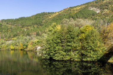 Bulgaristan 'ın Sofya kentinin Pancharevo Gölü yakınlarından geçen Iskar Nehri' nin Sonbahar Manzarası