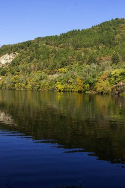 Bulgaristan 'ın Sofya kentinin Pancharevo Gölü yakınlarından geçen Iskar Nehri' nin Sonbahar Manzarası