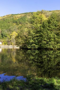 Bulgaristan 'ın Sofya kentinin Pancharevo Gölü yakınlarından geçen Iskar Nehri' nin Sonbahar Manzarası