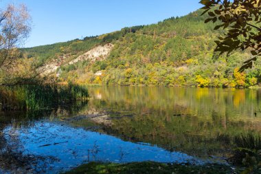 Bulgaristan 'ın Sofya kentinin Pancharevo Gölü yakınlarından geçen Iskar Nehri' nin Sonbahar Manzarası