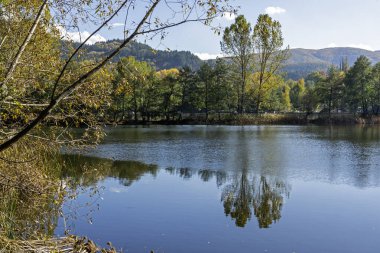 Bulgaristan 'ın Sofya kentinin Pancharevo Gölü yakınlarından geçen Iskar Nehri' nin Sonbahar Manzarası