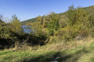 Bulgaristan 'ın Sofya kentinin Pancharevo Gölü yakınlarından geçen Iskar Nehri' nin Sonbahar Manzarası