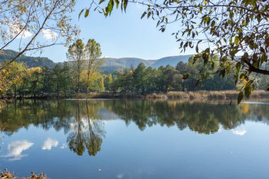Bulgaristan 'ın Sofya kentinin Pancharevo Gölü yakınlarından geçen Iskar Nehri' nin Sonbahar Manzarası