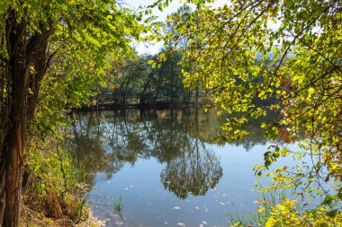 Bulgaristan 'ın Sofya kentinin Pancharevo Gölü yakınlarından geçen Iskar Nehri' nin Sonbahar Manzarası