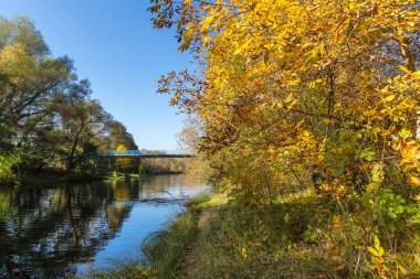 Bulgaristan 'ın Sofya kentinin Pancharevo Gölü yakınlarından geçen Iskar Nehri' nin Sonbahar Manzarası