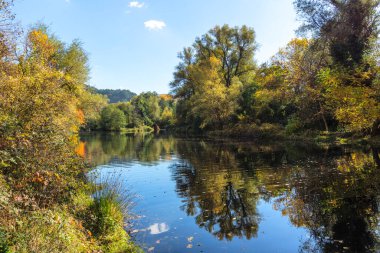 Bulgaristan 'ın Sofya kentinin Pancharevo Gölü yakınlarından geçen Iskar Nehri' nin Sonbahar Manzarası