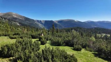 Bulgaristan 'ın Granchar Gölü yakınlarındaki Rila Dağı' nın İnanılmaz Yaz Manzarası