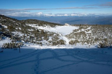 Bulgaristan 'ın Bezbog Tepesi yakınlarındaki Pirin Dağı' nın şaşırtıcı kış manzarası