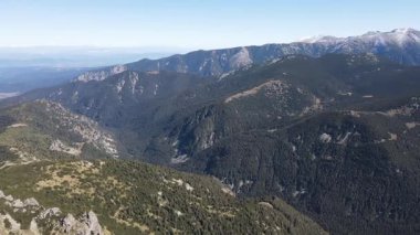 Bulgaristan 'ın Mechit ve Popova Kapa zirveleri yakınlarındaki Rila Dağı' nın şaşırtıcı sonbahar manzarası