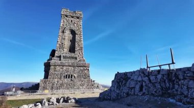 SHIPKA, BULGARIA - 19 Kasım 2024: St. Nicholas zirvesinde Özgürlük Anıtı Panoraması, Stara Planina (Balkan) Dağı, Bulgaristan