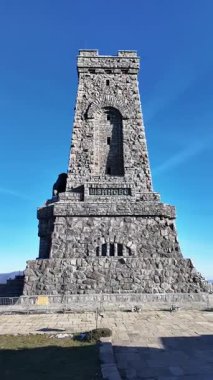 SHIPKA, BULGARIA - 19 Kasım 2024: St. Nicholas zirvesinde Özgürlük Anıtı Panoraması, Stara Planina (Balkan) Dağı, Bulgaristan