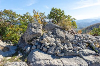Bulgaristan 'ın Kardzhali Bölgesi, Perperikon antik Trakya kentinin sonbahar manzarası
