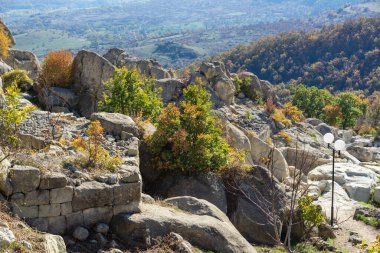Bulgaristan 'ın Kardzhali Bölgesi, Perperikon antik Trakya kentinin sonbahar manzarası