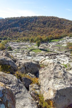 Bulgaristan 'ın Kardzhali Bölgesi, Perperikon antik Trakya kentinin sonbahar manzarası