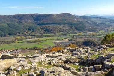 Bulgaristan 'ın Kardzhali Bölgesi, Perperikon antik Trakya kentinin sonbahar manzarası