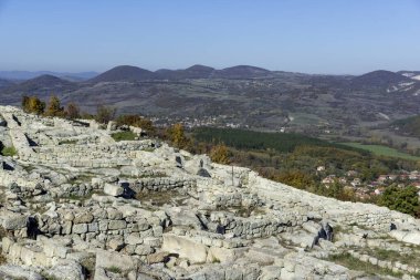 Bulgaristan 'ın Kardzhali Bölgesi, Perperikon antik Trakya kentinin sonbahar manzarası