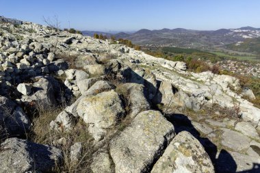 Bulgaristan 'ın Kardzhali Bölgesi, Perperikon antik Trakya kentinin sonbahar manzarası