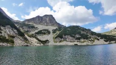 Bulgaristan 'ın Yakoruda Gölleri yakınlarındaki Rila Dağı' nın İnanılmaz Yaz Manzarası