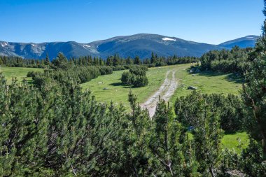 Bulgaristan 'ın Granchar Gölü yakınlarındaki Rila Dağı' nın İnanılmaz Yaz Manzarası