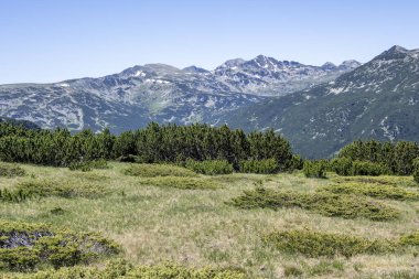 Bulgaristan 'ın Granchar Gölü yakınlarındaki Rila Dağı' nın İnanılmaz Yaz Manzarası