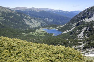 Bulgaristan 'ın Granchar Gölü yakınlarındaki Rila Dağı' nın İnanılmaz Yaz Manzarası