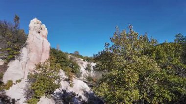 Bulgaristan 'ın Kardzhali kenti yakınlarındaki Taş Düğünü Kaya oluşumunun sonbahar manzarası