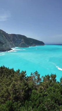 Yunanistan 'ın İyon Adaları' ndaki Porto Katsiki plajı yakınlarındaki Lefkada Sahili 'nin Muhteşem Panoraması