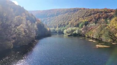 Pasarel rezervuarının şaşırtıcı sonbahar manzarası, Sofya şehir bölgesi, Bulgaristan