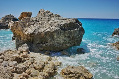 Megali Petra Beach, Lefkada, İyonya Adaları Mavi sularda büyük kaya
