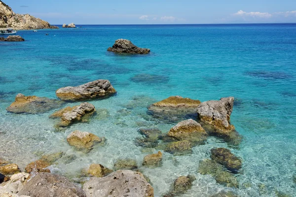 Kámen ve vodě pláž Agios Nikitas, Lefkada, Jónské ostrovy — Stock fotografie