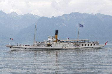VEVEY, SWitzERLAND - 19 Haziran 2023 Vevey kasabasından Cenevre Gölü, Vaud Kantonu, İsviçre