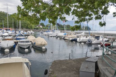 VEVEY, SWitzERLAND - 19 Haziran 2023 Vevey kasabasından Cenevre Gölü, Vaud Kantonu, İsviçre