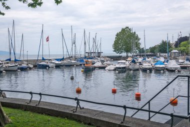 VEVEY, SWitzERLAND - 19 Haziran 2023 Vevey kasabasından Cenevre Gölü, Vaud Kantonu, İsviçre