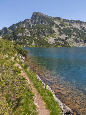 Bulgaristan 'ın Popovo Gölü yakınlarındaki Pirin Dağı' nın İnanılmaz Yaz Manzarası