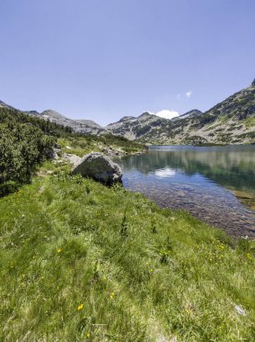Bulgaristan 'ın Popovo Gölü yakınlarındaki Pirin Dağı' nın İnanılmaz Yaz Manzarası