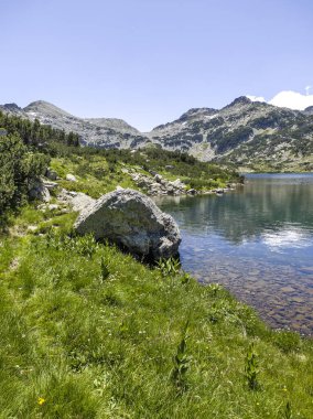 Bulgaristan 'ın Popovo Gölü yakınlarındaki Pirin Dağı' nın İnanılmaz Yaz Manzarası