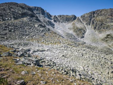Bulgaristan 'ın Musala zirvesi etrafındaki Rila Dağı' nın yaz manzarası