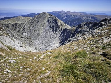 Bulgaristan 'ın Musala zirvesi etrafındaki Rila Dağı' nın yaz manzarası