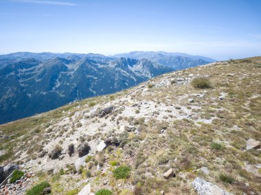 Bulgaristan 'ın Musala zirvesi etrafındaki Rila Dağı' nın yaz manzarası