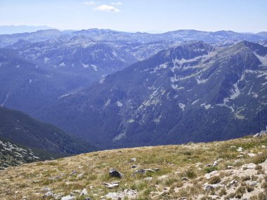 Bulgaristan 'ın Musala zirvesi etrafındaki Rila Dağı' nın yaz manzarası