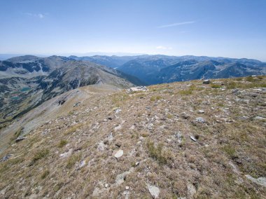 Bulgaristan 'ın Musala zirvesi etrafındaki Rila Dağı' nın yaz manzarası
