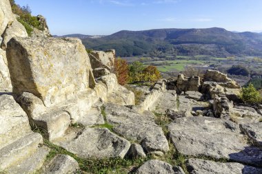 Bulgaristan 'ın Kardzhali Bölgesi, Perperikon antik Trakya kentinin sonbahar manzarası