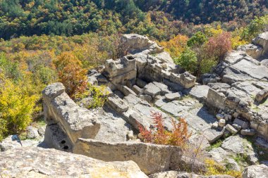 Bulgaristan 'ın Kardzhali Bölgesi, Perperikon antik Trakya kentinin sonbahar manzarası