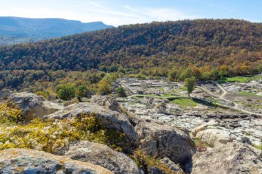 Bulgaristan 'ın Kardzhali Bölgesi, Perperikon antik Trakya kentinin sonbahar manzarası