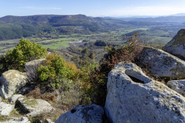 Bulgaristan 'ın Kardzhali Bölgesi, Perperikon antik Trakya kentinin sonbahar manzarası