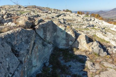 Bulgaristan 'ın Kardzhali Bölgesi, Perperikon antik Trakya kentinin sonbahar manzarası