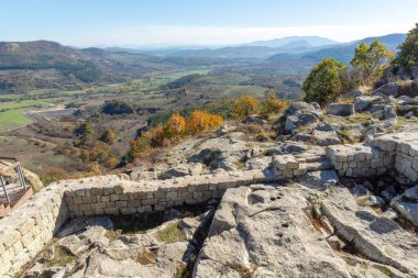 Bulgaristan 'ın Kardzhali Bölgesi, Perperikon antik Trakya kentinin sonbahar manzarası